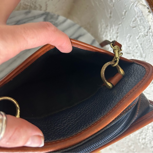 Vintage 90’s Liz Claiborne Pebbled Leather Zip Around Crossbody - Picture 7 of 16